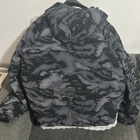 Like new condition gap fit - men’s large 3m digital camo styling. Asking $75 obo - Picture 2 of 4